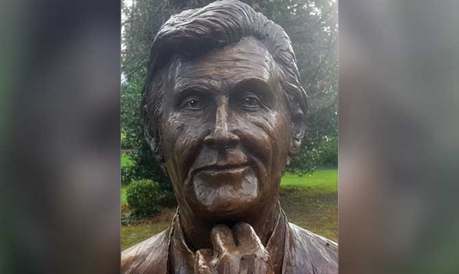 Mick Smurfit statue