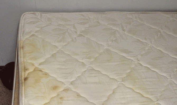 bleach a dirty mattress cover